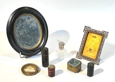 une photo représentant un cadre, un cadre et d'autres objets posés sur une table