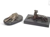 paire de figurines en bronze représentant un chien et un oiseau, posées sur un socle en marbre