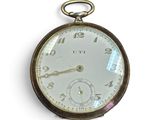 gros plan d'une montre de poche sur une surface blanche