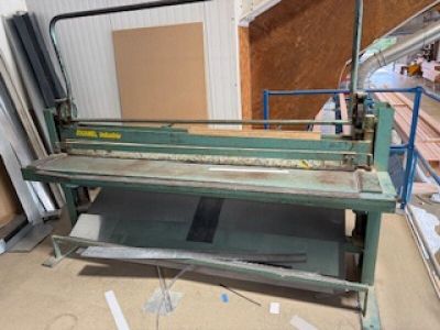 une machine posée sur une table dans une pièce