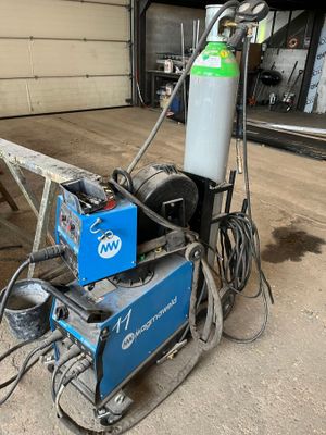 a machine that is sitting on the ground in the garage