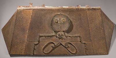 une plaque en bronze fixée au mur d'un immeuble