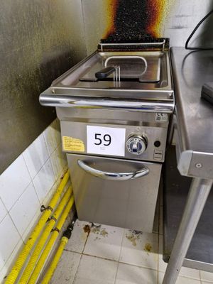 une photo d'une cuisine sale avec une cuisinière et un évier
