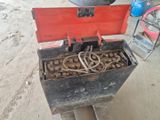 une boîte métallique contenant tout un tas de fils