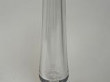 un vase en verre posé sur une table