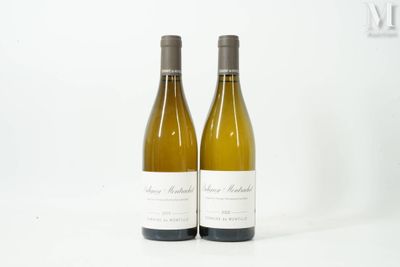 deux bouteilles de vin posées l'une à côté de l'autre sur une table
