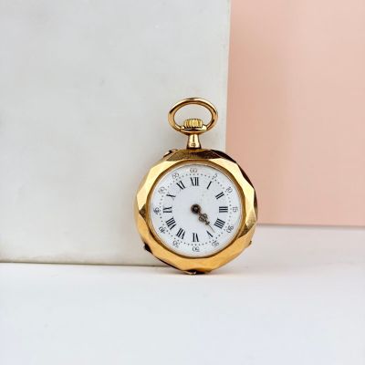 montre de poche plaquée or avec des chiffres romains sur le cadran