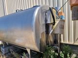 un réservoir métallique muni d'un tuyau