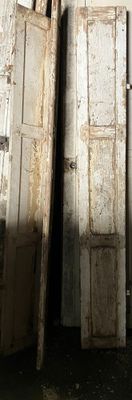 deux vieilles portes appuyées contre le mur