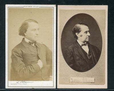 deux vieilles photos en noir et blanc représentant des hommes en costume-cravate