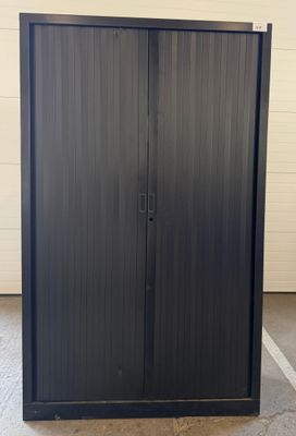 une photo d'une armoire métallique noire dans un garage