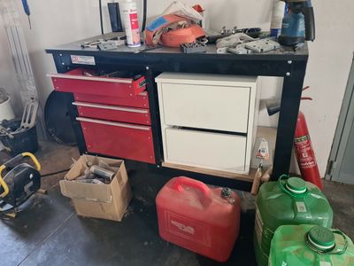 une photo d'un établi sur lequel sont posés de nombreux outils