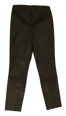 Les pantalons noirs des enfants sont alignés et prêts à être enfilés.