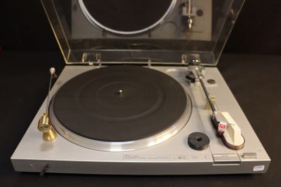 a turntable that is sitting on a table