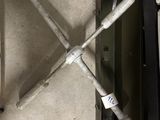 une boîte de papier toilette et une brosse de toilettes par terre