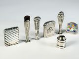 un grand nombre d'objets en argent posés sur une table