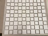 un clavier blanc posé sur une table, à côté d'une paire de chaussures