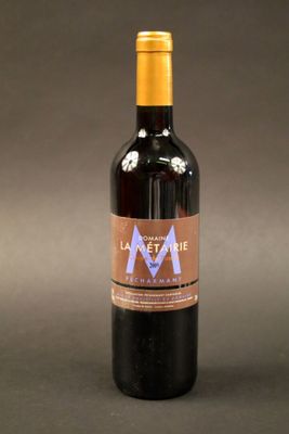 la bouteille de vin est posée sur la table, prête à être consommée