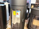 de nombreux modèles différents de poêles à bois dans un magasin