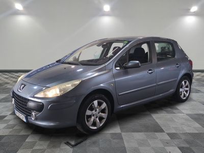 la photo d'une voiture argentée garée dans un garage