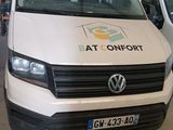 une camionnette blanche garée dans un garage