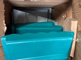 une boîte en carton remplie de boîtes bleues et de récipients en plastique