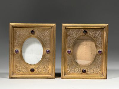 Paire de CADRES à vue ovale, ornés de cabochons et à décor d…