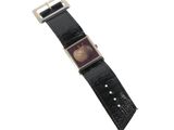 un gros plan d'une montre sur une surface blanche avec un fond blanc