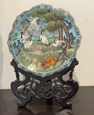 une assiette décorative ornée d'une image de grues