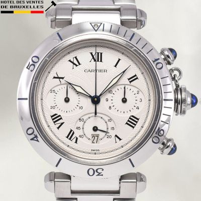 un gros plan d'une montre avec des chiffres romains