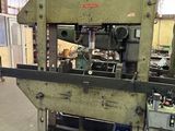 une image d'une machine se trouvant dans un atelier