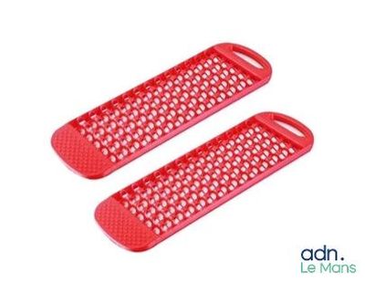 deux râpes à fromage en plastique rouge percées de trous
