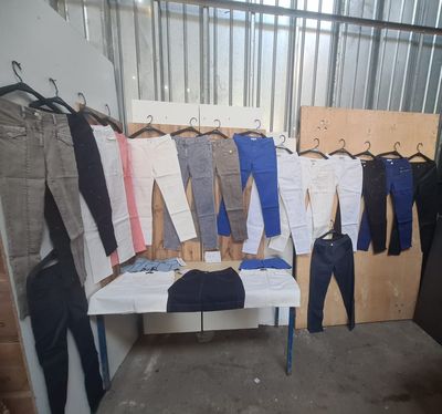 Lot de 21 pantalons et jupes femme ? Assortiment denim et co…