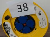 un gros plan sur une bobine jaune ornée d'une fleur bleue