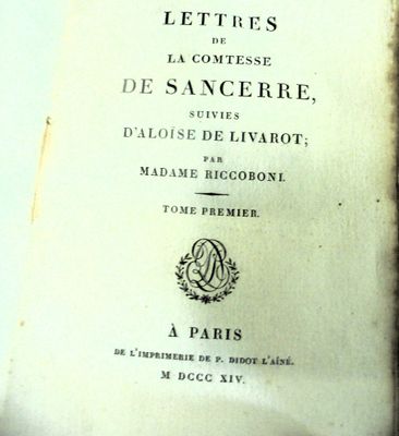 un vieux livre ouvert sur une table