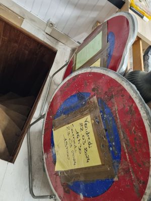 une enseigne rouge et bleue sur le côté d'un immeuble
