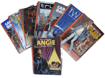 un grand nombre de bandes dessinées sur la table