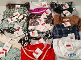 un tas de vêtements posés sur une table