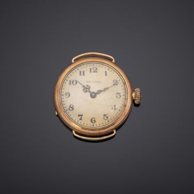 gros plan d'une montre sur une surface noire