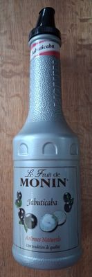 une bouteille de sirop posée sur une table en bois