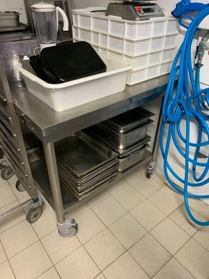 une cuisine équipée d'un évier et d'un plan de travail, avec beaucoup de vaisselle
