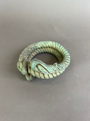 un gros plan d'une bague surmontée d'un nœud