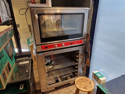 un petit four posé dans un coin de la pièce
