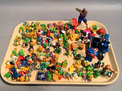 un plateau sur lequel se trouve un plateau rempli de figurines