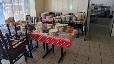 ENSEMBLE de couverts comprenant des verres, pichets, assiett…