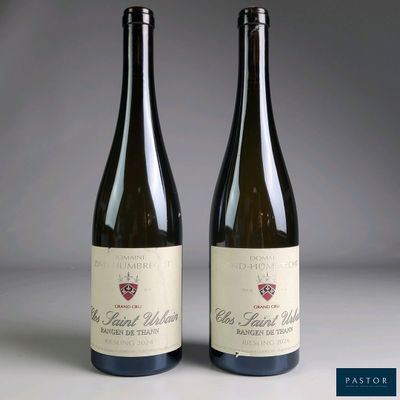 deux bouteilles de vin posées l'une à côté de l'autre sur une table