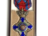 une image représentant une médaille dans un écrin posé sur une surface blanche