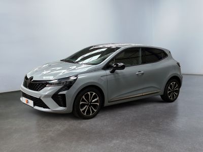 une voiture argentée garée dans une pièce aux murs blancs