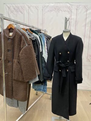 une photo d'un manteau accroché à un portant dans un magasin de vêtements