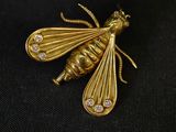 broche en or jaune en forme d'abeille, sertie de diamants, sur fond noir